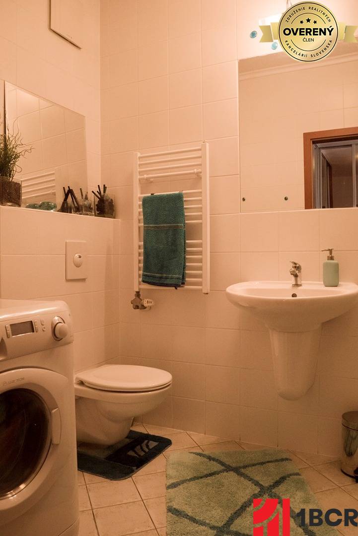 Kúpelňa so sprchovým kútom a wc.jpg