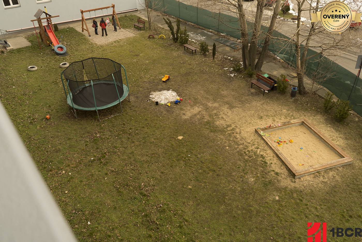 Detské ihrisko - pohľad z terasy.jpg