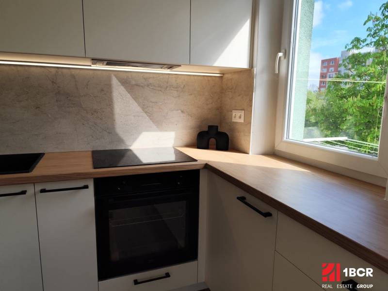 SLNEČNÝ EŠTE NEOBÝVANÝ 3-IZB BYT, KOMPLETNÁ REK., SENEC - CENTRUM