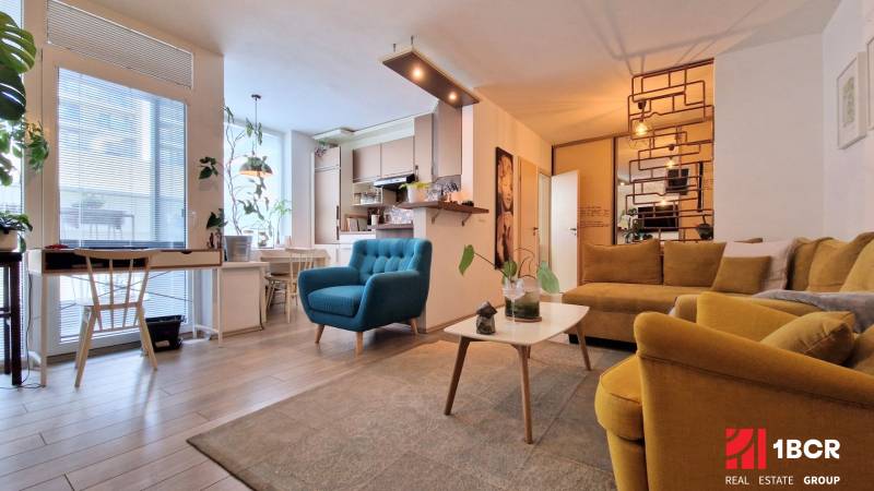 Obývačka pohľad na kuchyňu.jpg