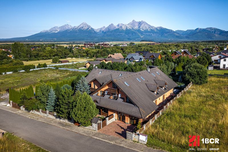 pohľad na exteriér v pozadí Vysoké Tatry